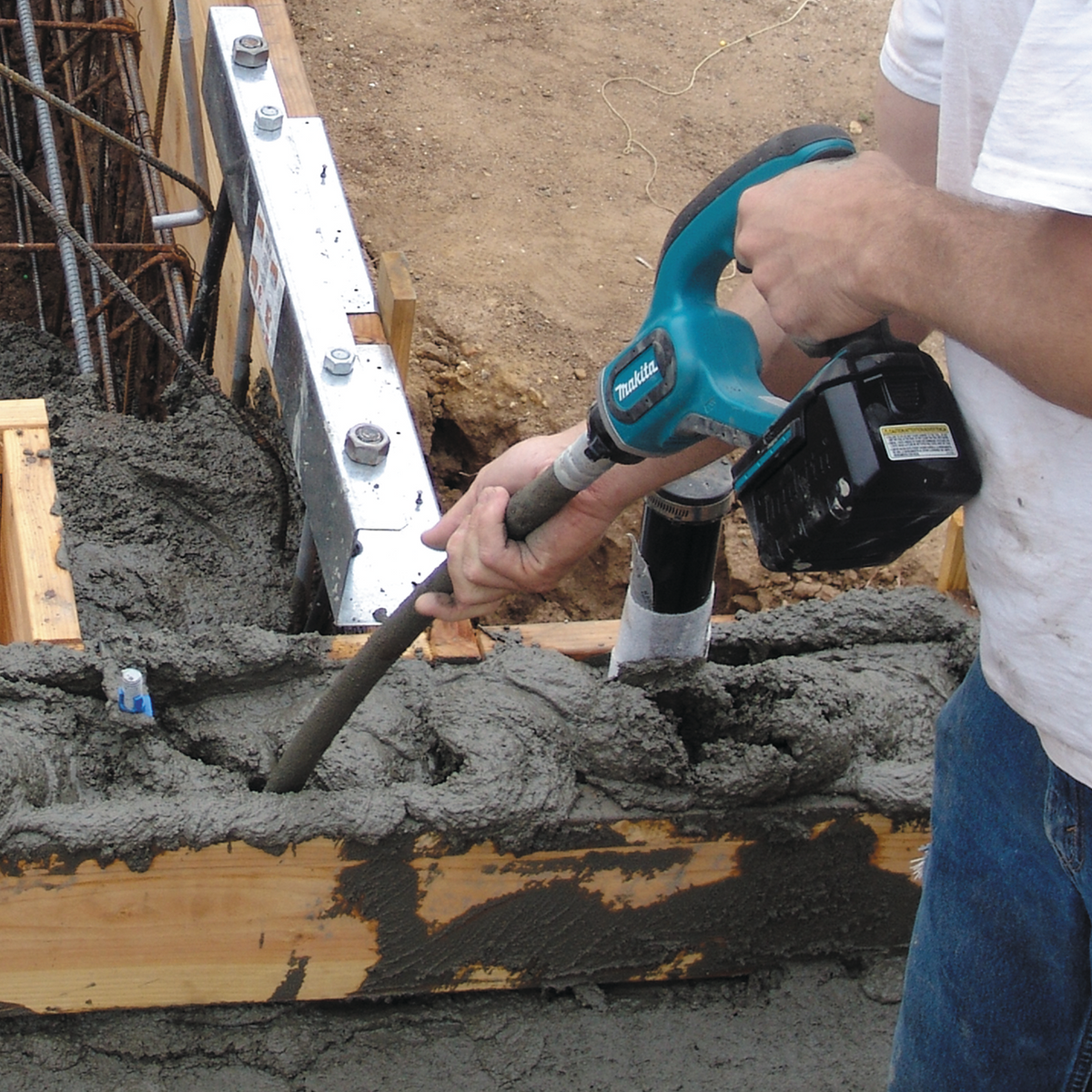 Makita XRV concrete vibrator head and shaft detail