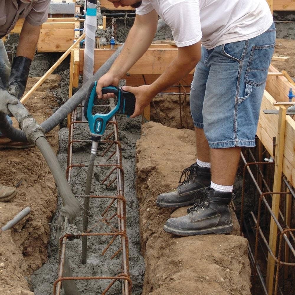 Makita 18V LXT Lithium-Ion Cordless 8 Ft. Concrete Vibrator Kit (5.0Ah)