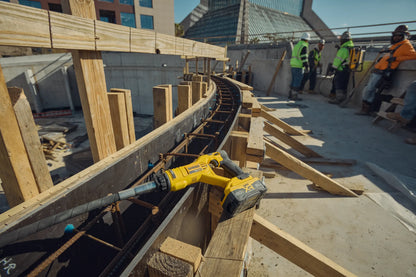 DeWalt DCE531B 20V MAX concrete pencil vibrator, detail