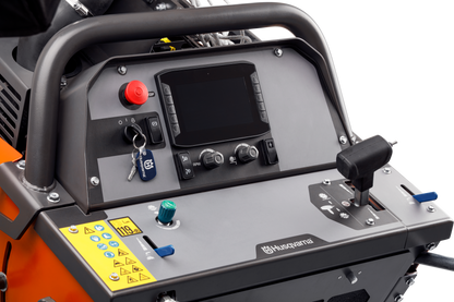 Husqvarna FS 7000 D II 3-speed operator controls close-up