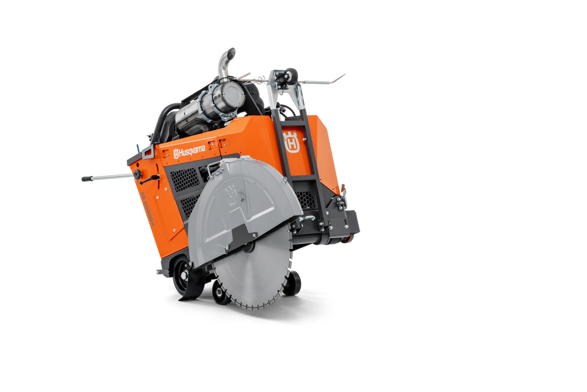 Husqvarna FS 5000 D II with blade guard - front right view
