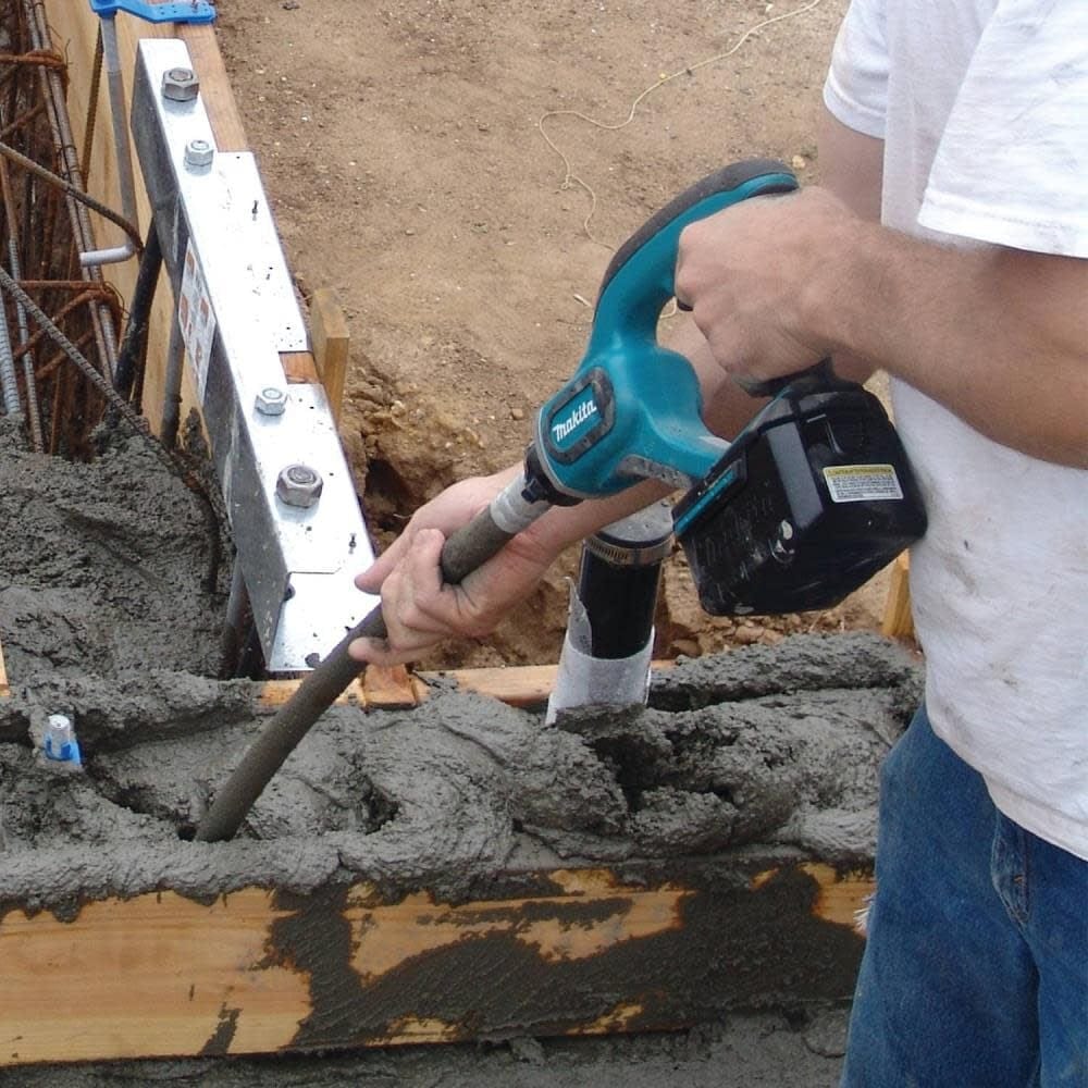 Makita 18V LXT Lithium-Ion Cordless 8 Ft. Concrete Vibrator Kit (5.0Ah)